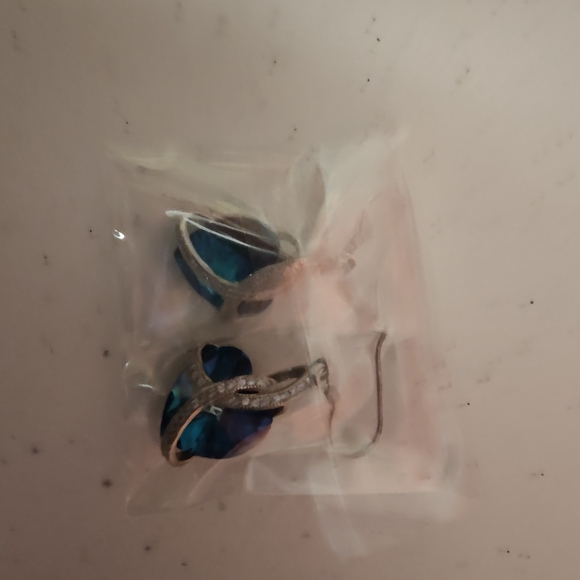 New- EleQueen sterling silver "courageous heart" inspired hook drop earrings - Picture 4 of 4